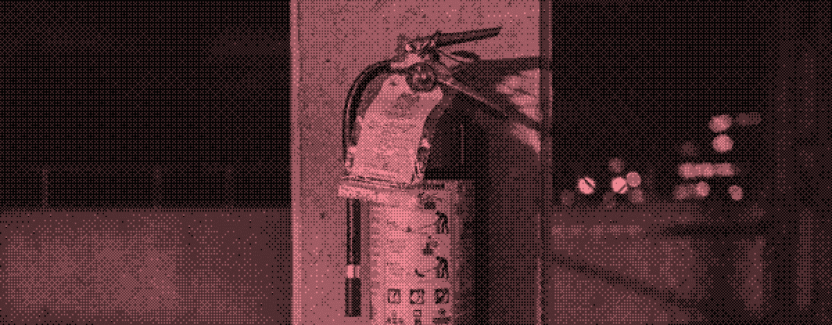 Feuerlöscher an der Wand eines Gebäudes